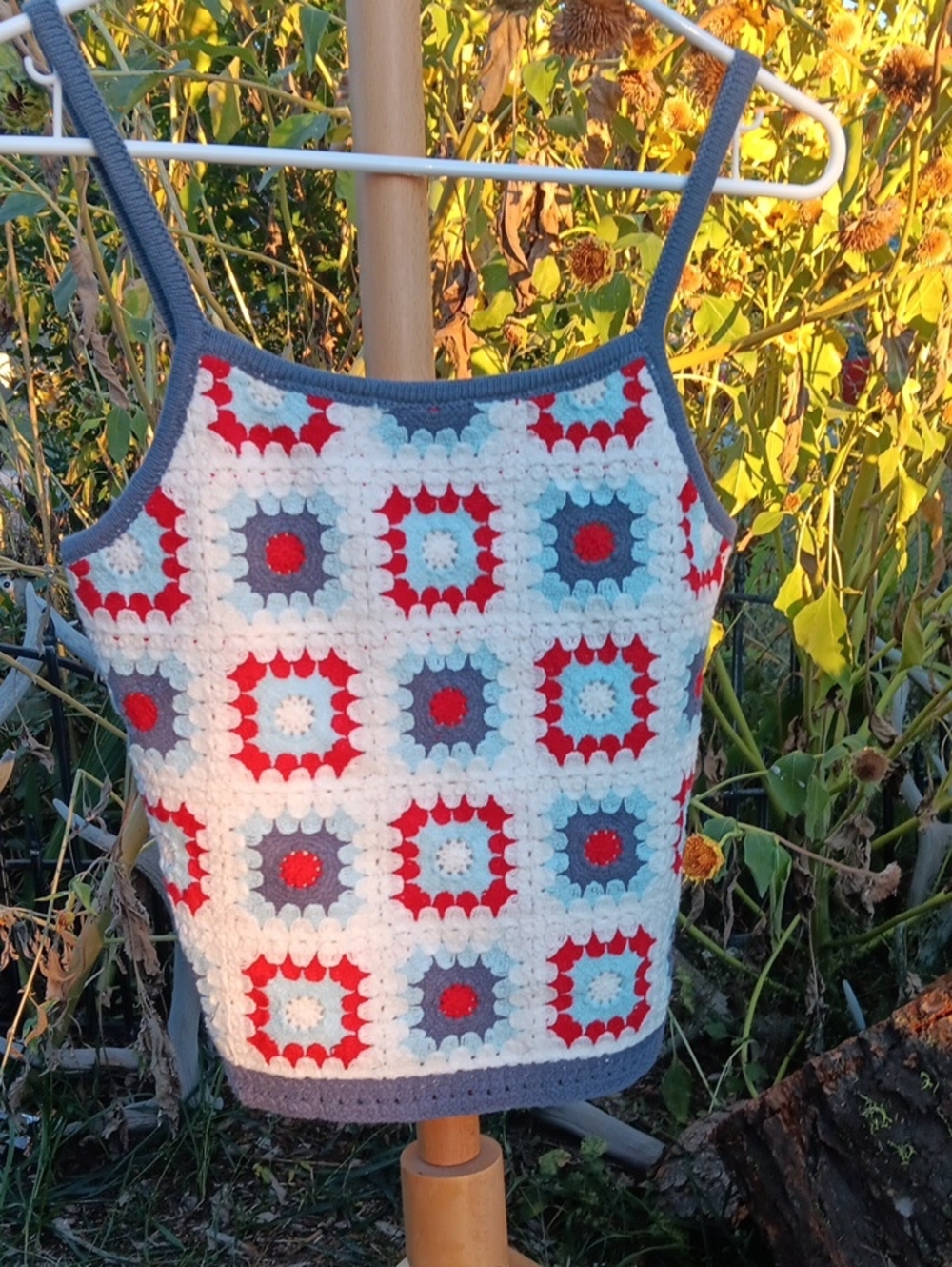 Kids art class Crochet Square-Pattern Camisole - Red, Light Blue, White, Gray